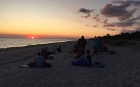 Вечерняя практика йоги с созерцанием заходящего солнца
