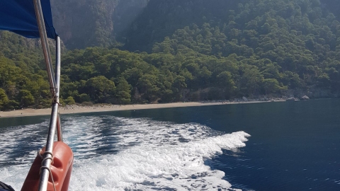 Уплываем на катере с райского пляжа