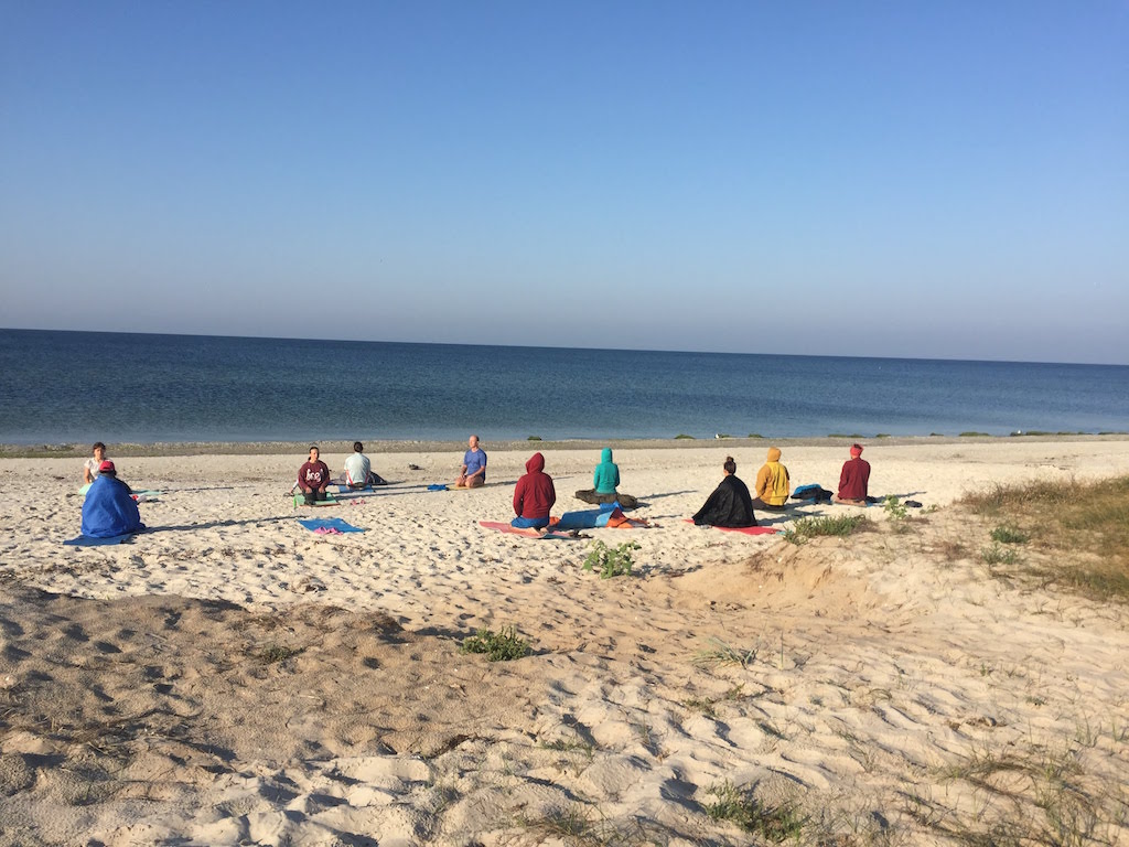 Утренняя практика йоги на берегу Черного моря