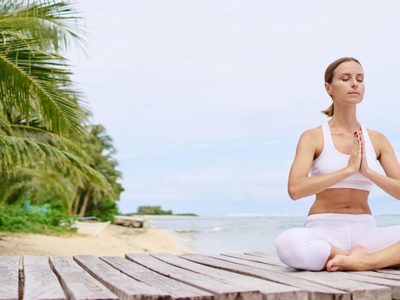 Медитация без рекламы без слов. Баннер медитация. Девушка в белом йога. Баннер для йоги. Баннер для занятия йогой.